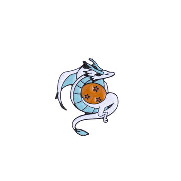 Kleiner Cartoon-Drache Emaille-Anstecknadel, weiß/blau, orangefarbenes Auge im Flug