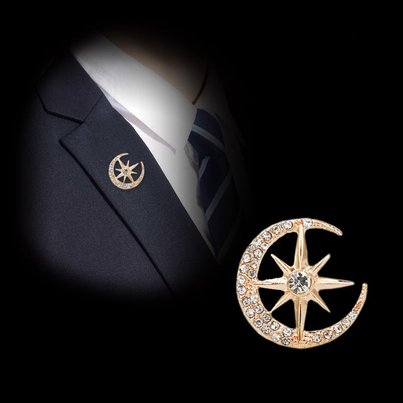Goldfarbene Mond-Stern-Ansteckbrosche mit Strassbesatz, Stern in der Mitte sichtbar.