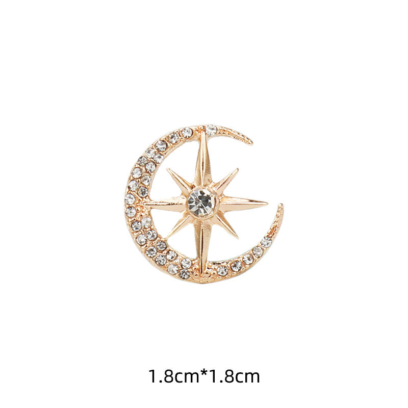 Goldfarbene Crescent-Mondbrosche mit zentralem Stern und glitzerndem Strassbesatz.