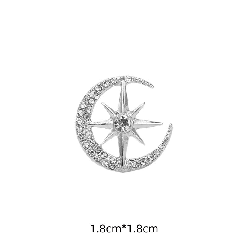 Silberfarbene Mond-Stern-Brosche mit Strassrand; Abmessung 1,8 cm x 1,8 cm.