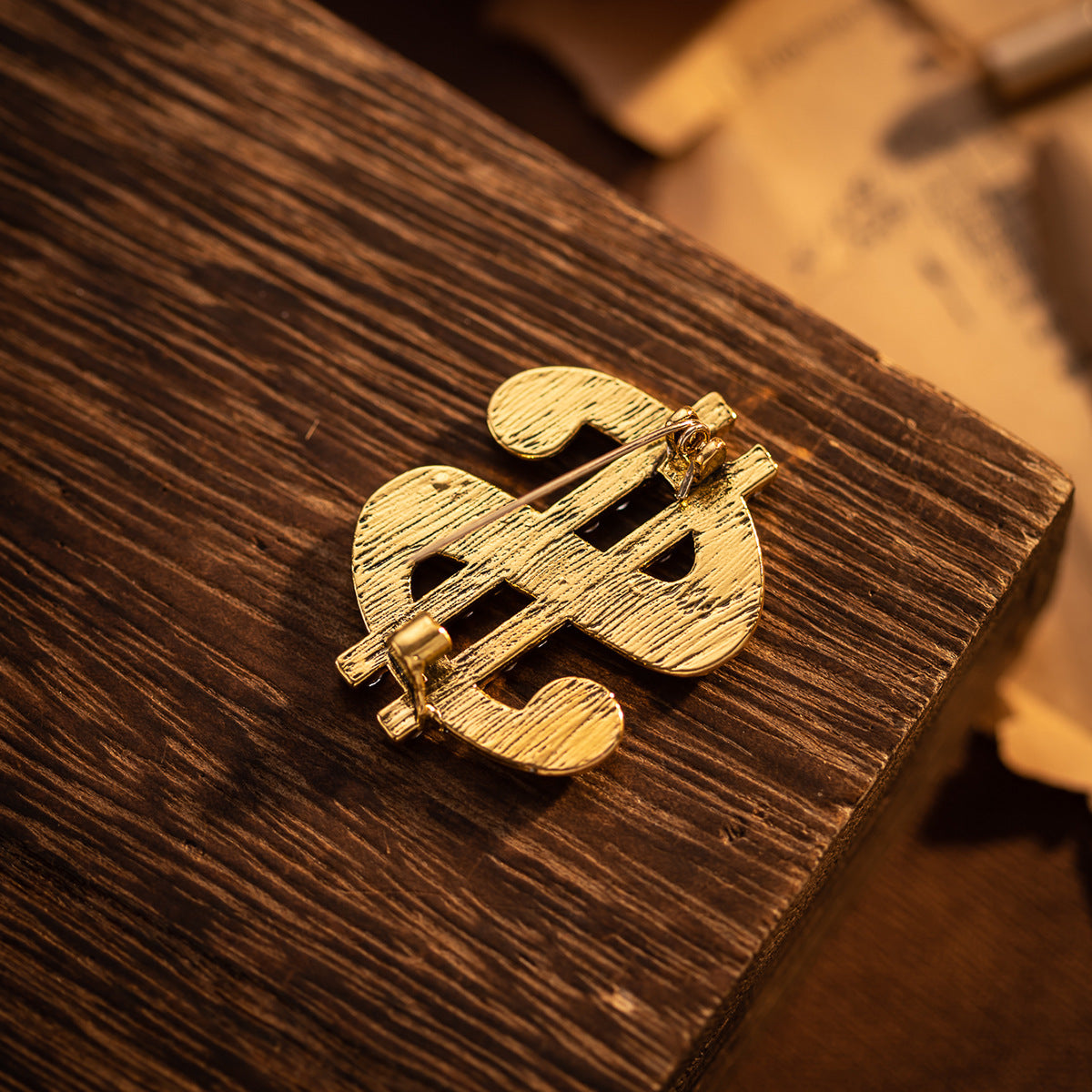 Goldfarbene Dollar-Brosche ohne Strass, mit $-Emblemen und Kreuz-Design
