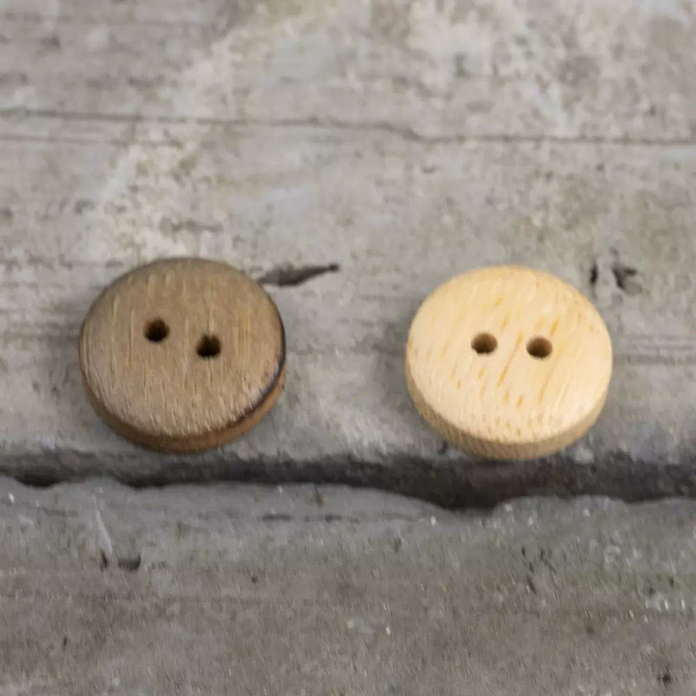 Bambusknöpfe 13mm, 2 Löcher, gebrannter Rand; Natur- und Burnt-Farbe im Paar