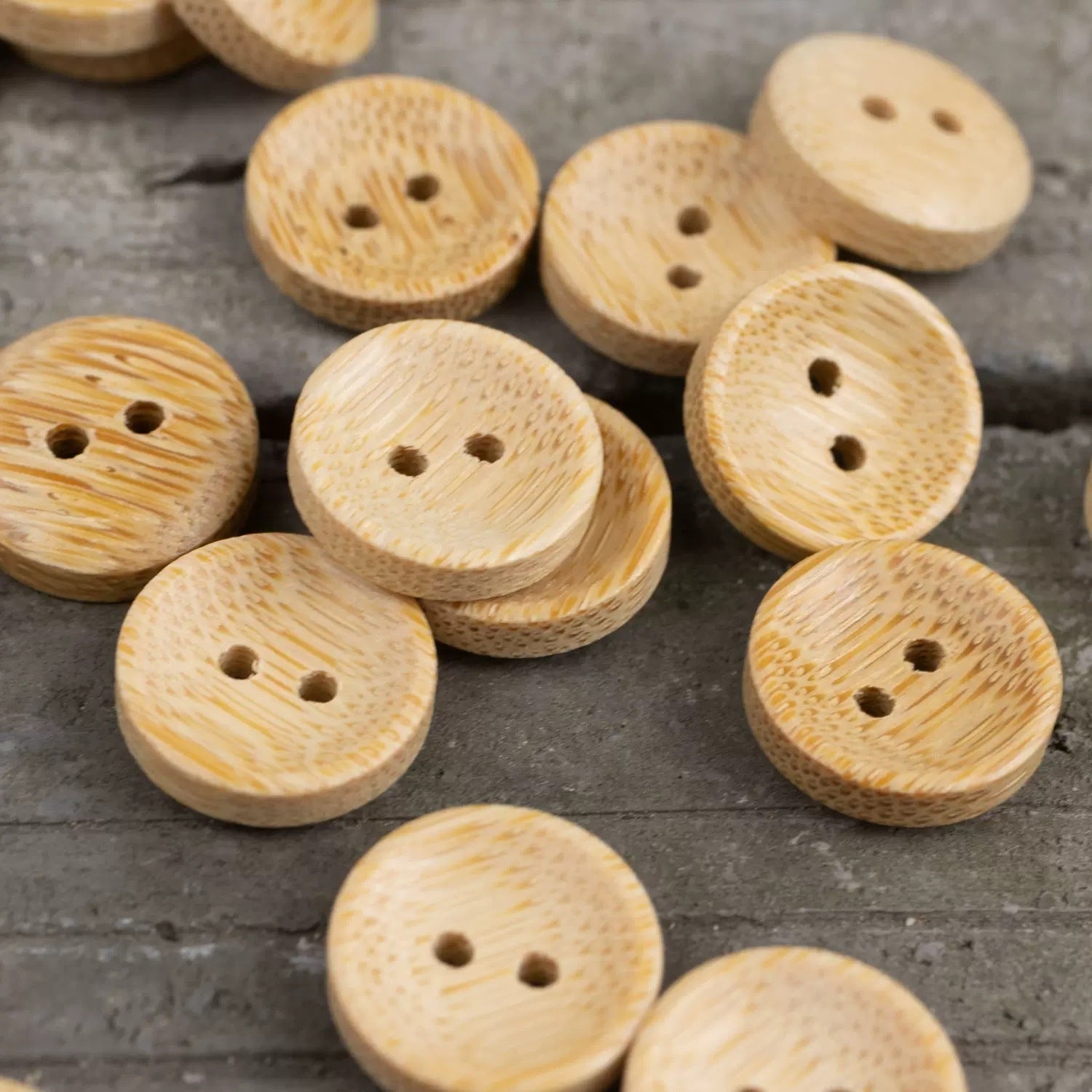 Bambusknöpfe 13mm, rund, 2 Löcher, naturfarbig mit gebranntem Rand (mehrere)