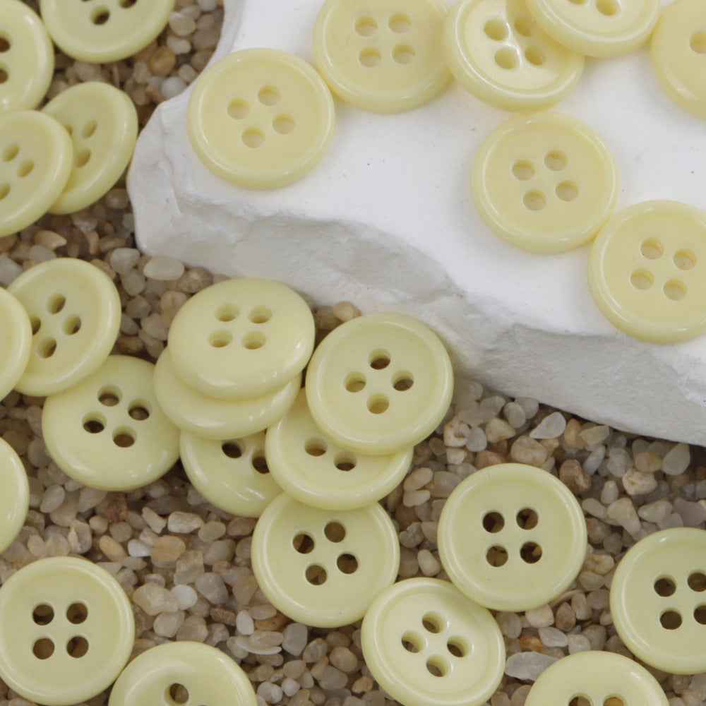 Cream 4-hole round urea buttons, assorted pieces