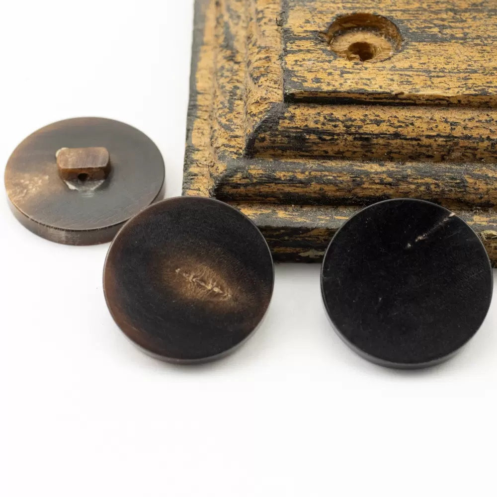 15–30mm horn shank buttons, flat backs in black and coffee tones, natural texture