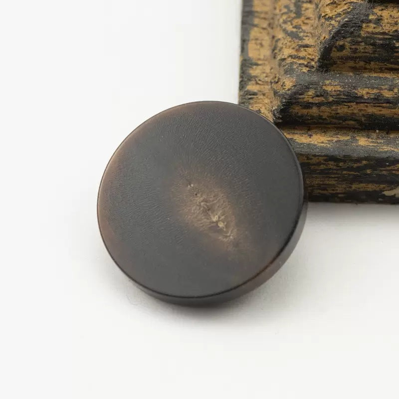 15–30mm flat coffee real horn button, natural grain, shank back