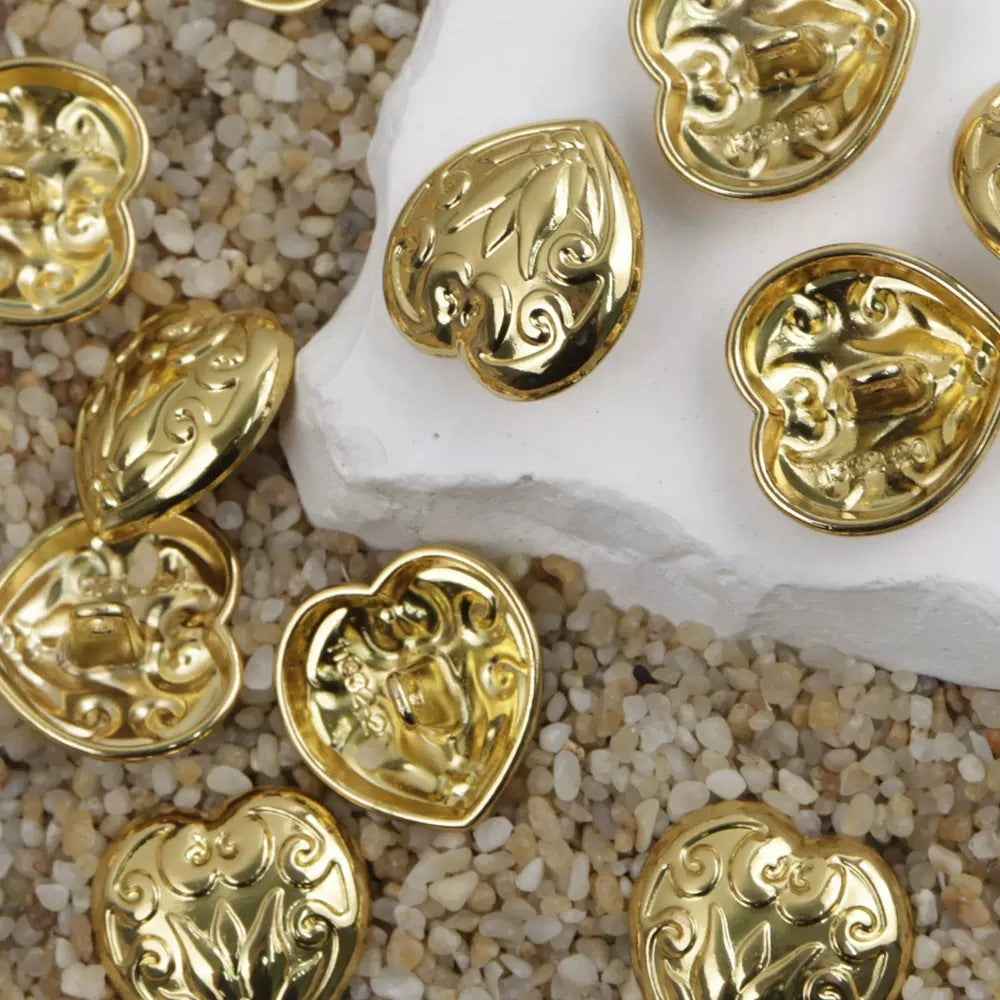 Set herzförmiger Metallknöpfe mit Schaft, goldfarben, florales Reliefmuster