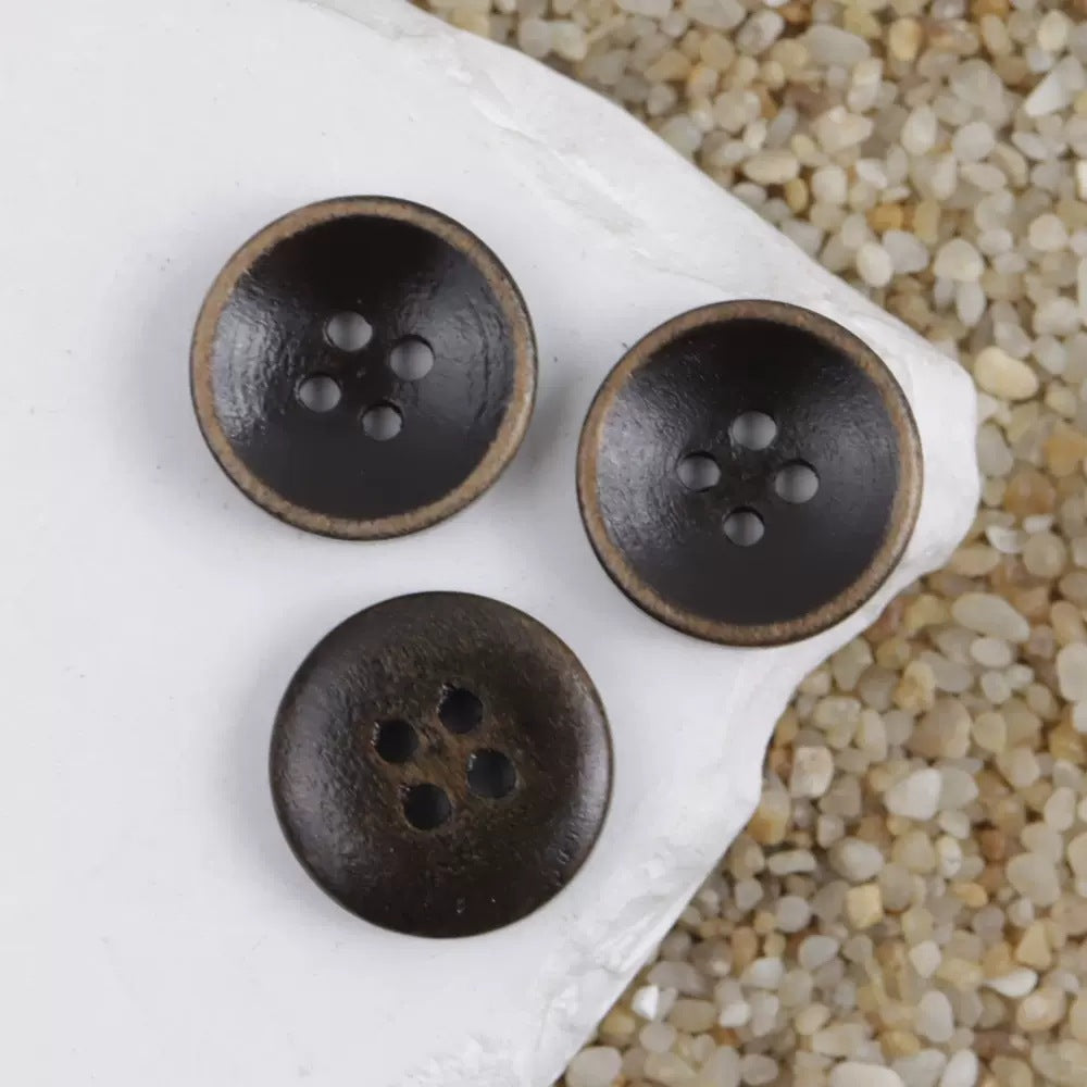 Set: 3 schalenförmige Holzknöpfe mit verbrannter Kante, dunkles Braun, je 4 Löcher
