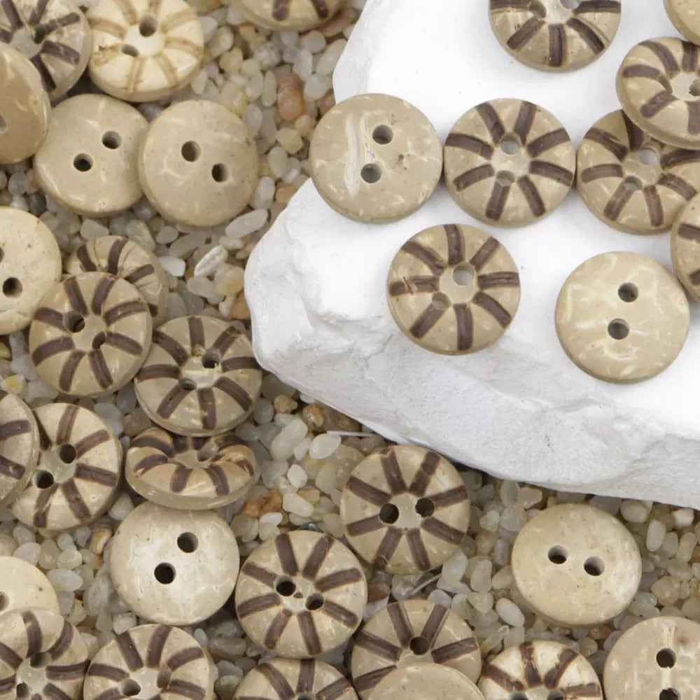 Natural coconut shell buttons: round and striped gear-style with 2 holes