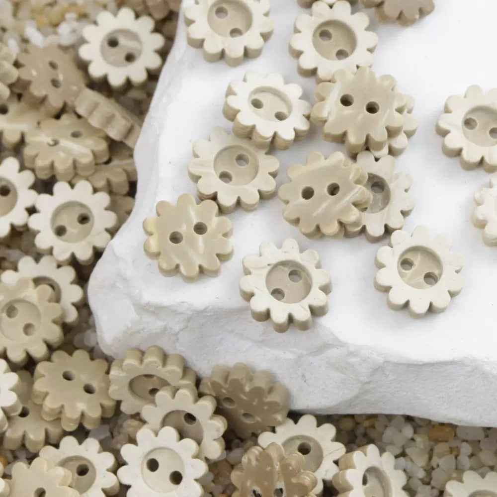 Flower-shaped natural coconut shell buttons with 2 holes