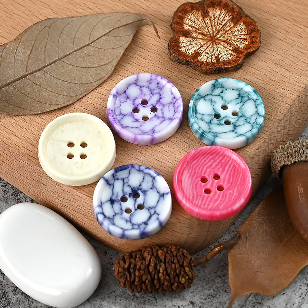 Bunte Rundknöpfe mit 4 Löchern: lila, türkis, rosa, hellbeige, Urea, 15–25 mm