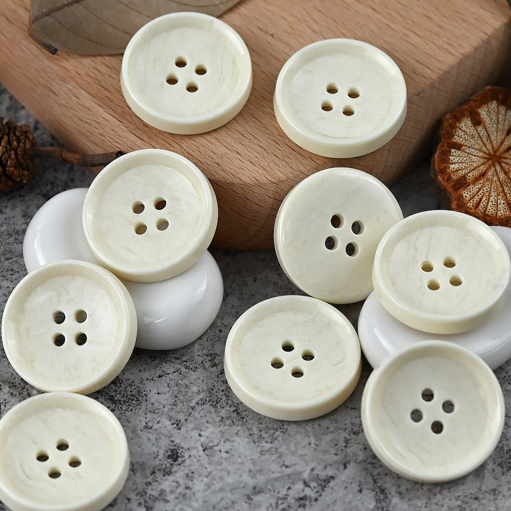 Helle beigefarbene und weiße Rundknöpfe mit 4 Löchern, 15–25 mm, Urea-Optik