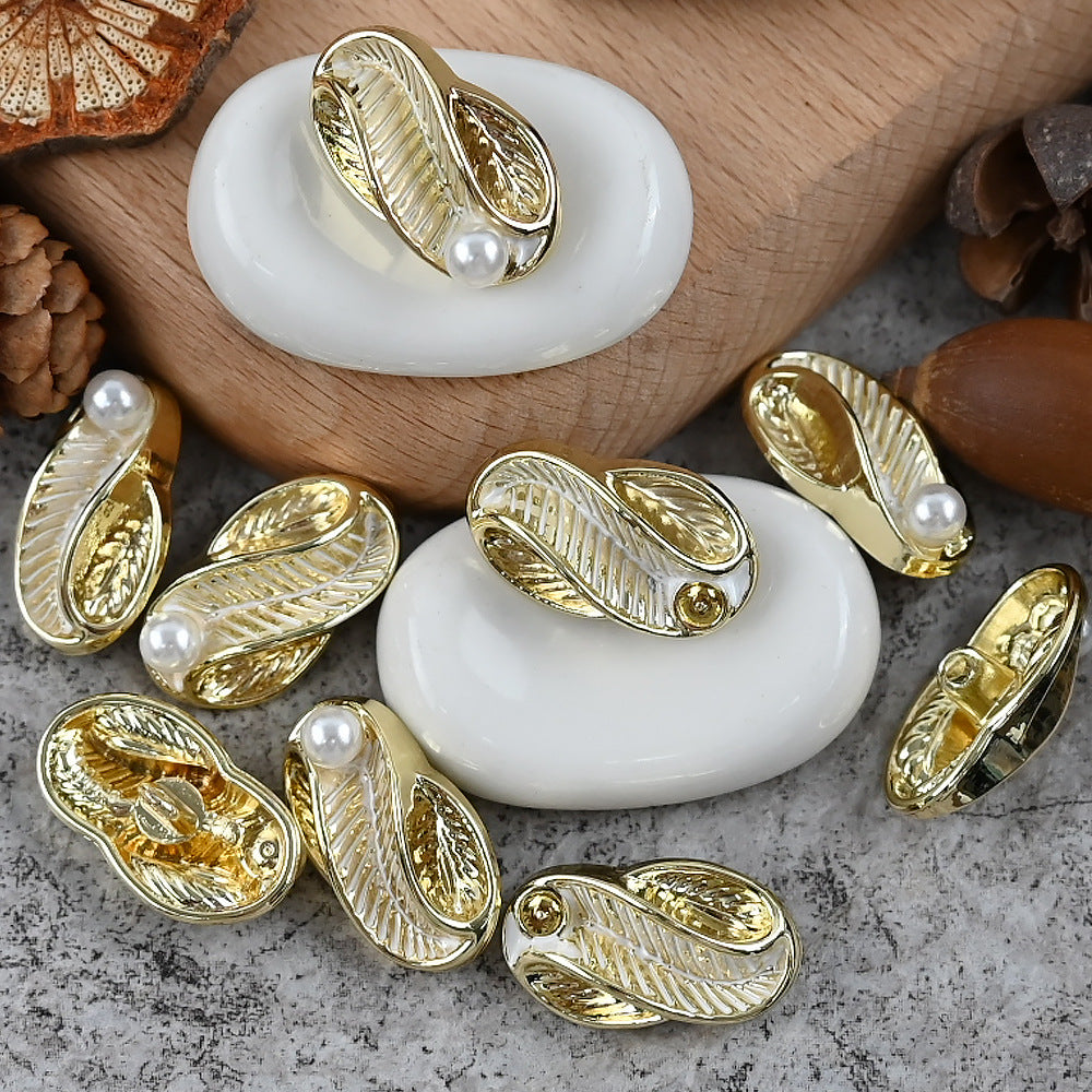 Set of oval pearl-look sweater jacket buttons with gold metal shanks and white centers