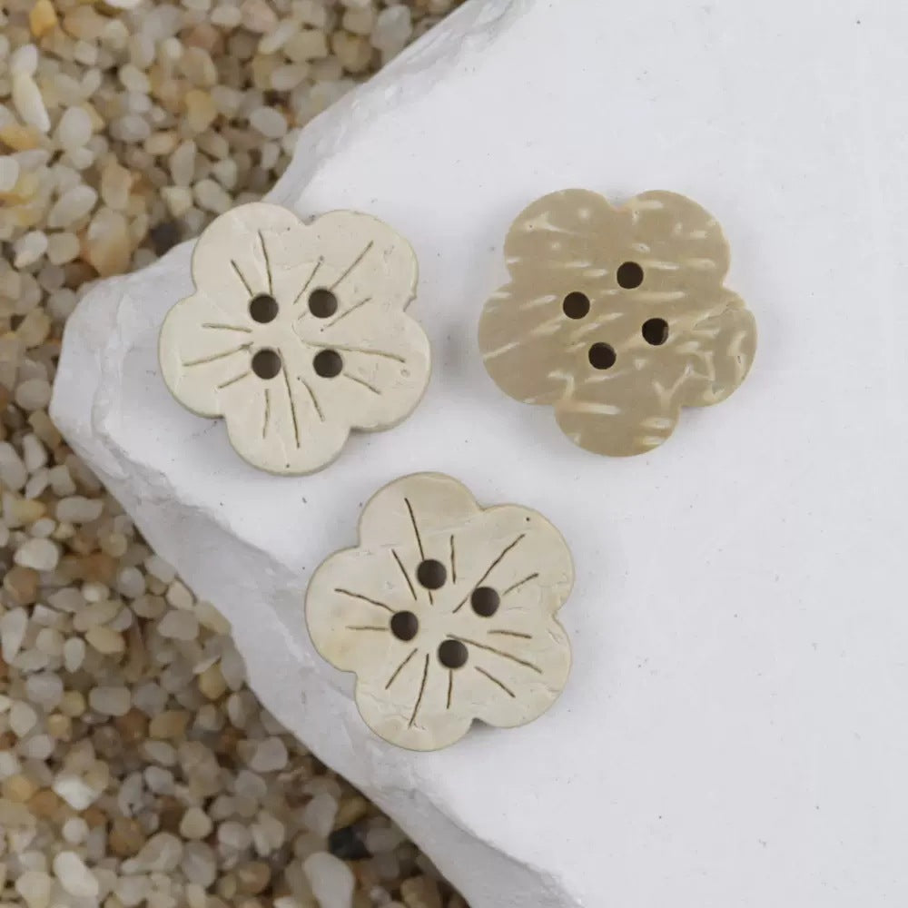 Set of natural coconut shell flower buttons, four holes each, 15–17.5mm