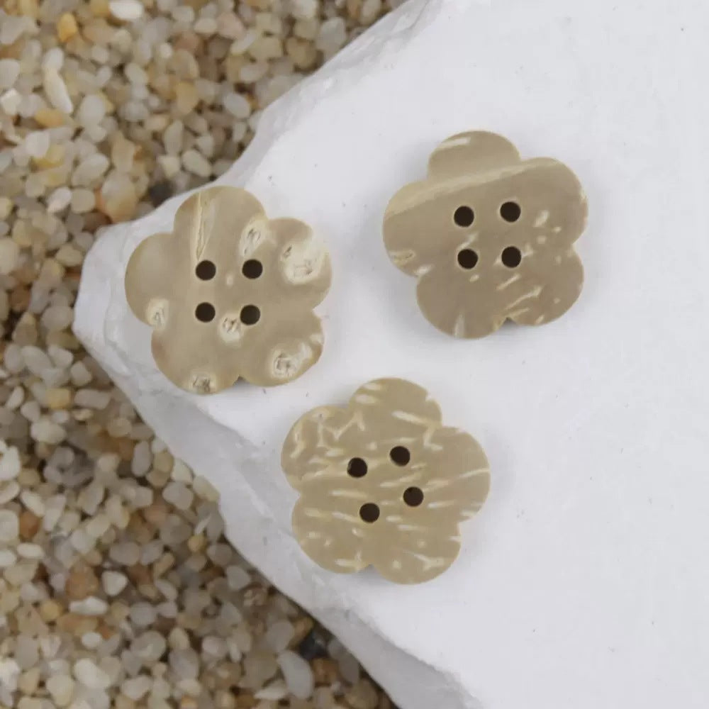Light beige coconut shell flower button with 4 holes, 15–17.5mm