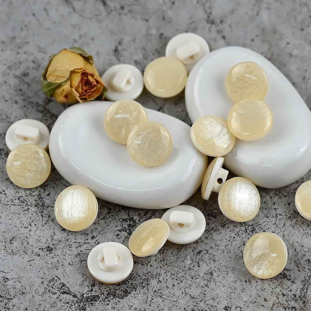 Glitzer-Perlmutt-Mushroom-Shankknöpfe in Creme- und Goldtönen mit Stiel