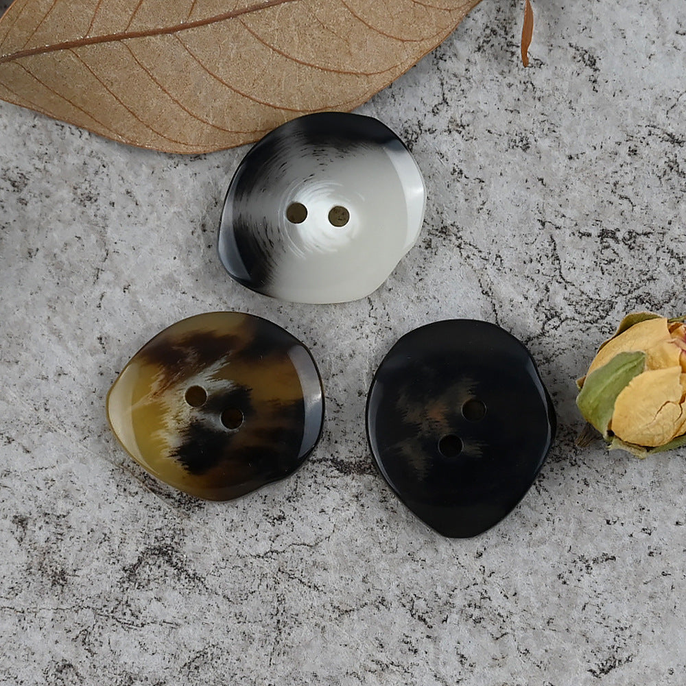 15–25 mm Harzknöpfe, unregelmäßige Form: bernsteinfarben, schwarz und grau