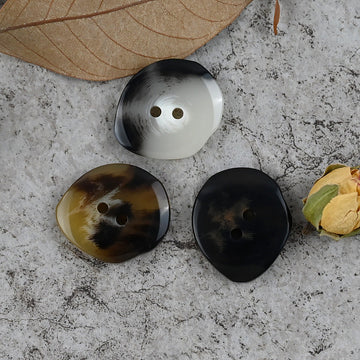 15–25 mm Harzknöpfe, unregelmäßige Form: bernsteinfarben, schwarz und grau