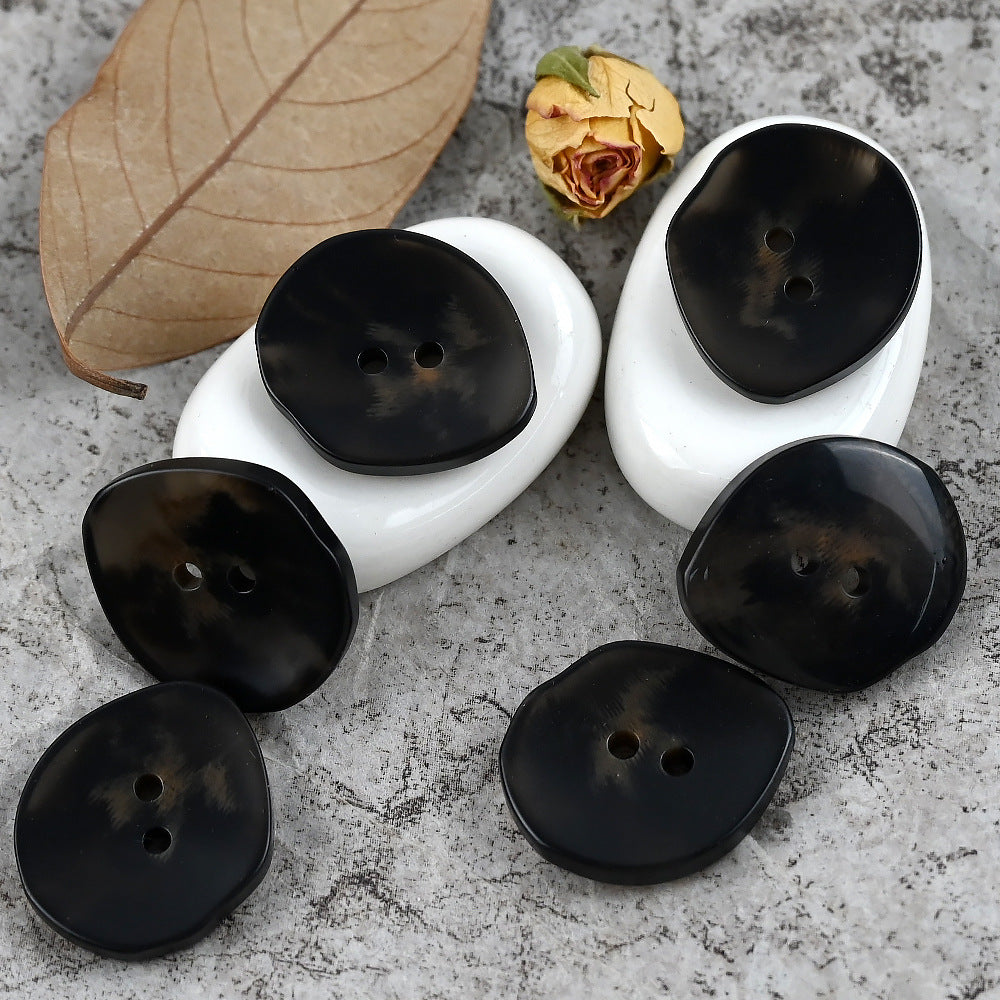 Schwarze Harzknöpfe, unregelmäßige Vierloch-Formen, 15–25 mm