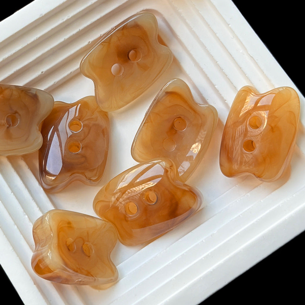 Mehrere braune unregelmäßige 2-Loch Resin-Buttons, 32x21 mm