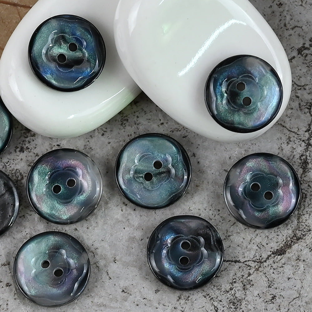 Blau-schimmernde blumenförmige Resin-Knöpfe mit 2 Löchern, dunkel