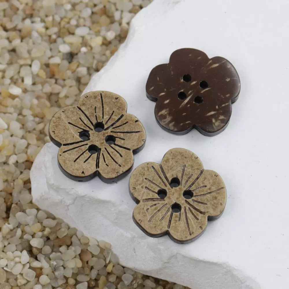 Blumenförmige Kokosknöpfe, hell- bis dunkelbraun, mehrere Nählöcher