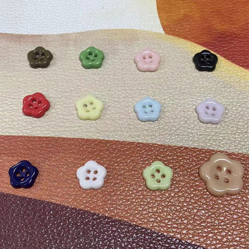 Ceramic flower-shaped 4-hole button, dark brown