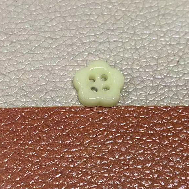 Ceramic flower-shaped 4-hole button, light green