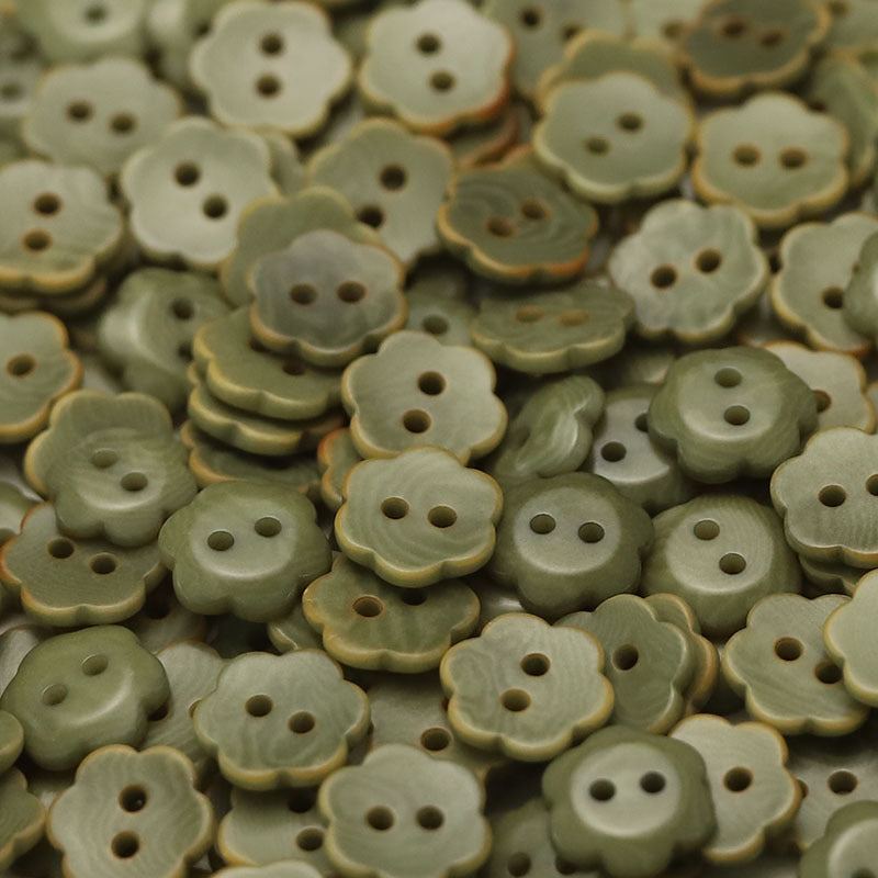 Pale green two-hole flower-shaped fruit buttons, 11–20mm
