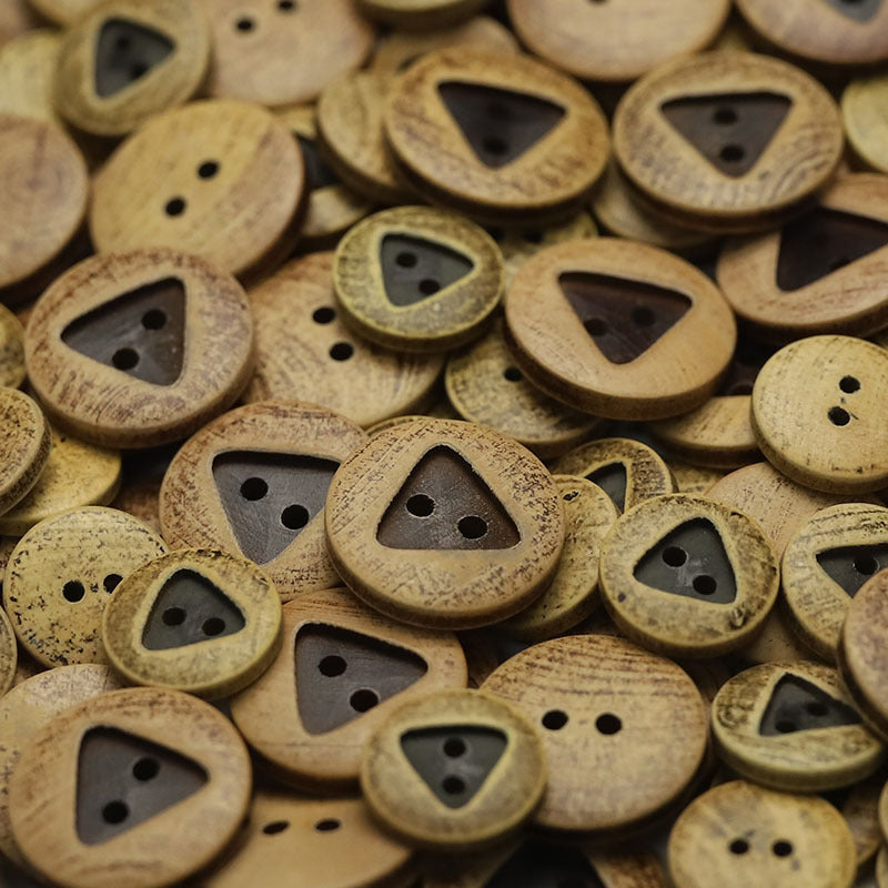 Holzknöpfe mit Dreieckmuster-Einsätzen, 2–4 Löcher