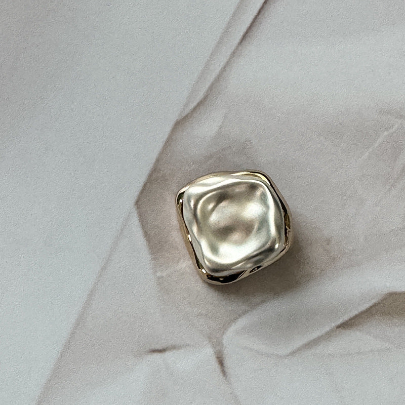 Gold White square metal button front, hammered texture, 18–25 mm