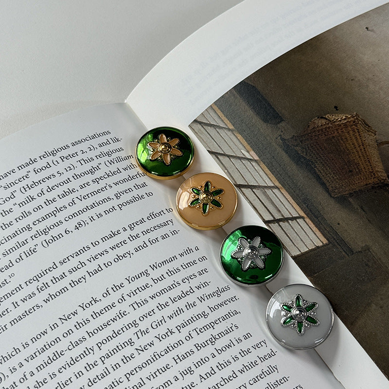 Set of alloy buttons with green flower motifs in gold, green, and silver tones