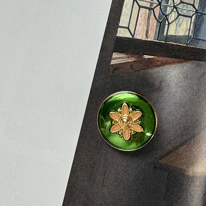 Gold button with green enamel flower star and small gold center