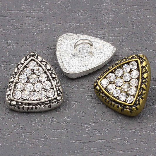 Dreieckige Metallknöpfe mit Strassbesatz: silber, gold und silber-grau
