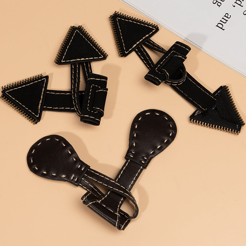 Ledertoggle zum Annähen, schwarz, 4 Stück mit Haken, Riemen und Dreiecksplättchen