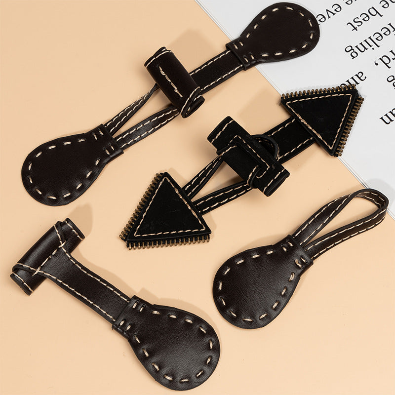 Ledertoggle zum Annähen, schwarz, ovale Knöpfe mit Ziernaht und Metallösen, Dreiecksplättchen