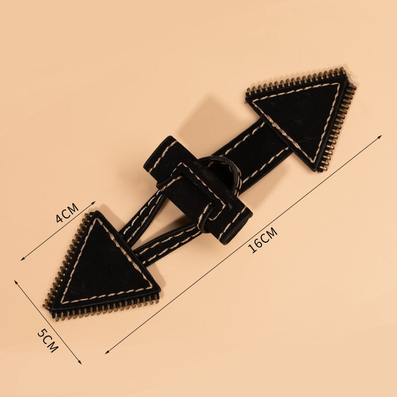 Ledertoggle schwarz, Maße: 16 cm Länge; Plättchen 4x5 cm, Riemen mit Ziernaht