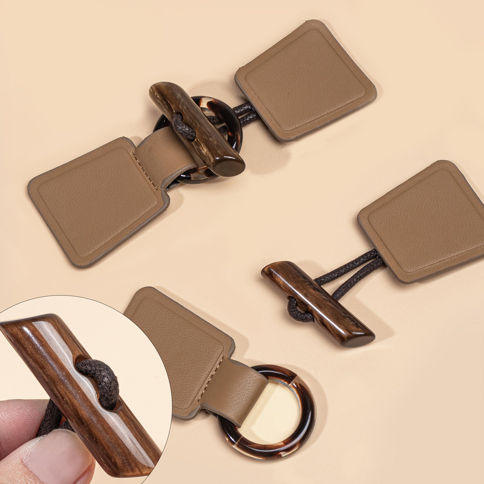 Khaki Leder-Toggle mit Harz-Schnalle, Metallring-Ösen und Detailansicht der Laschen