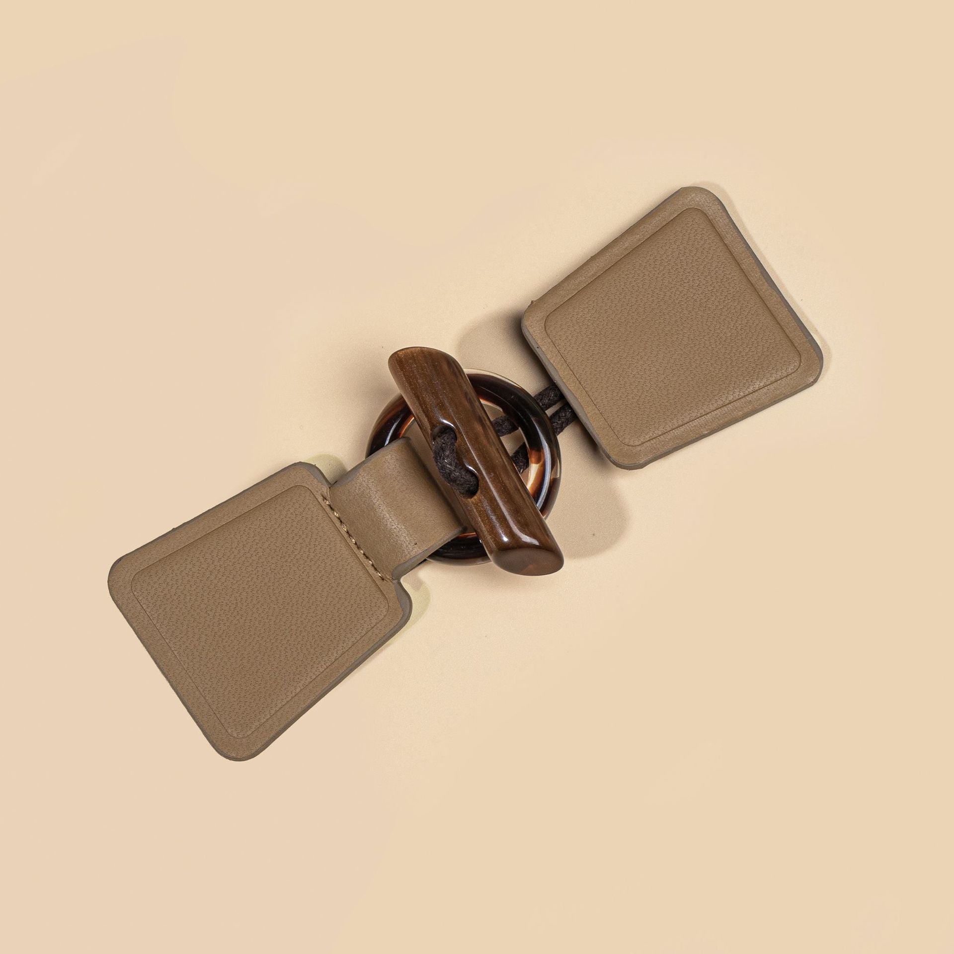 Khaki Leder-Toggle mit Harz-Schnalle und Metallring, montierte Befestigungslaschen