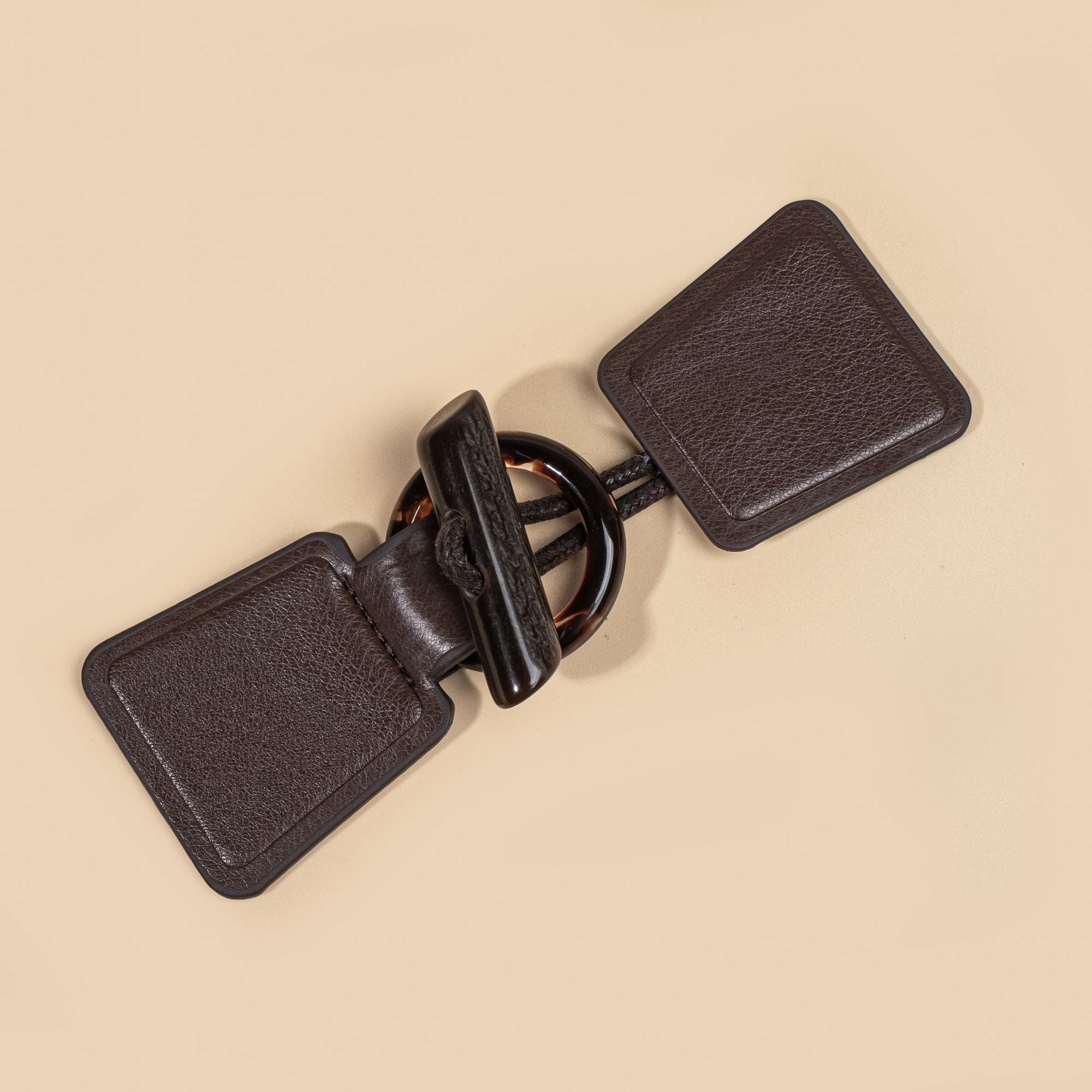 Schwarze Leder-Toggles mit Harz-Schnalle und Metallring, eingenähte Befestigungslaschen