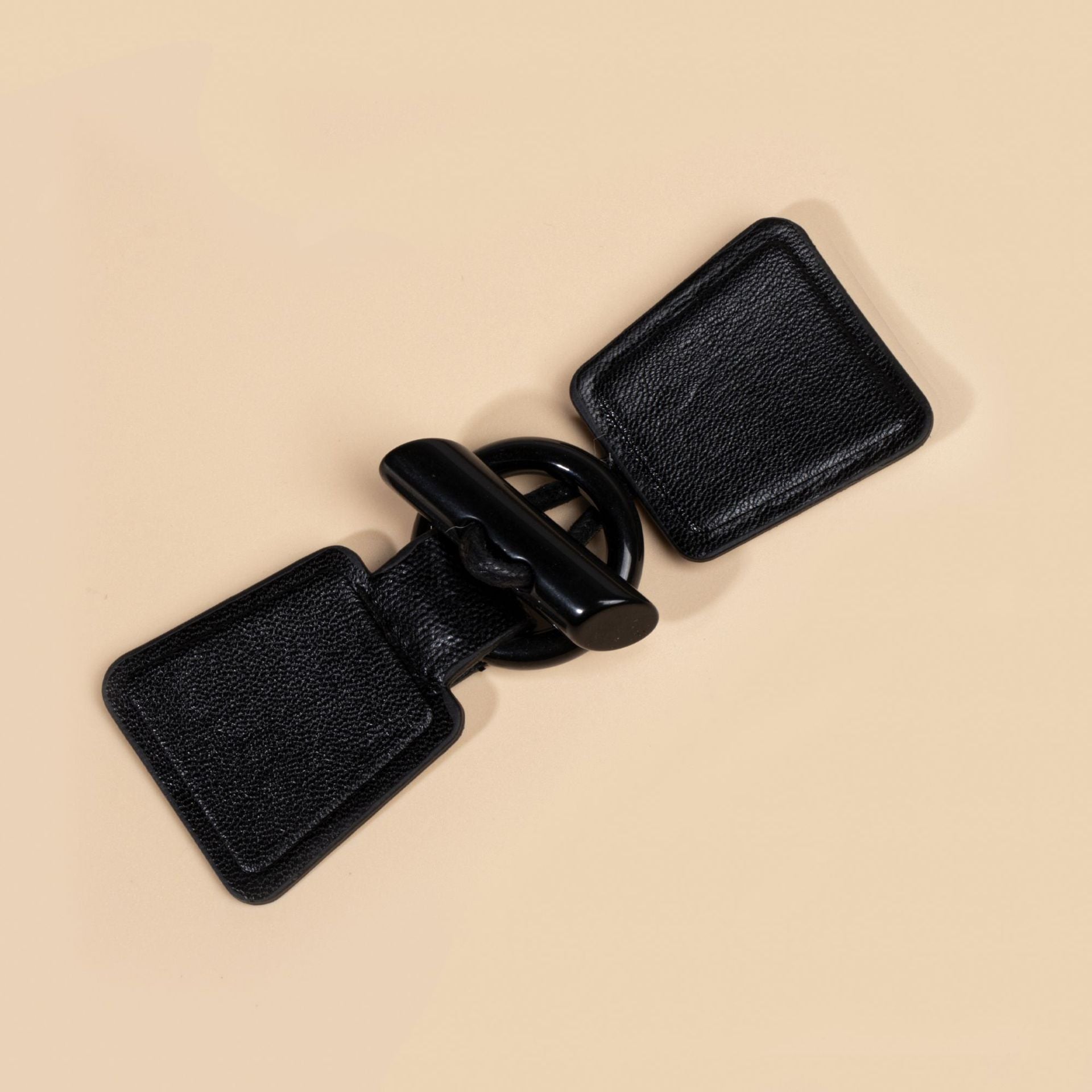 Schwarze Leder-Loop-Toggle mit Harz-Schnalle und Metallring, Detailansicht