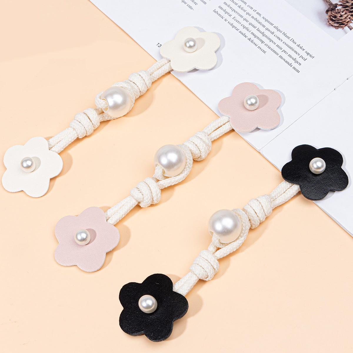 Beige, rosé & schwarze Leder-Toggles mit Perlenknopf, Blumenform, Kordel