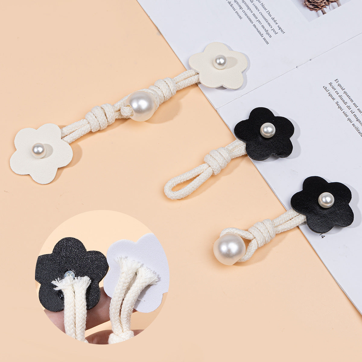 Beige und schwarze Leder-Toggles mit Perlenknopf, Blumenform, Kordel, 6er Set