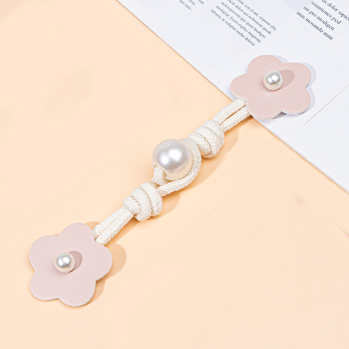 Rosafarbene Leder-Toggle mit Perlenknopf, Blumenform, Kordel