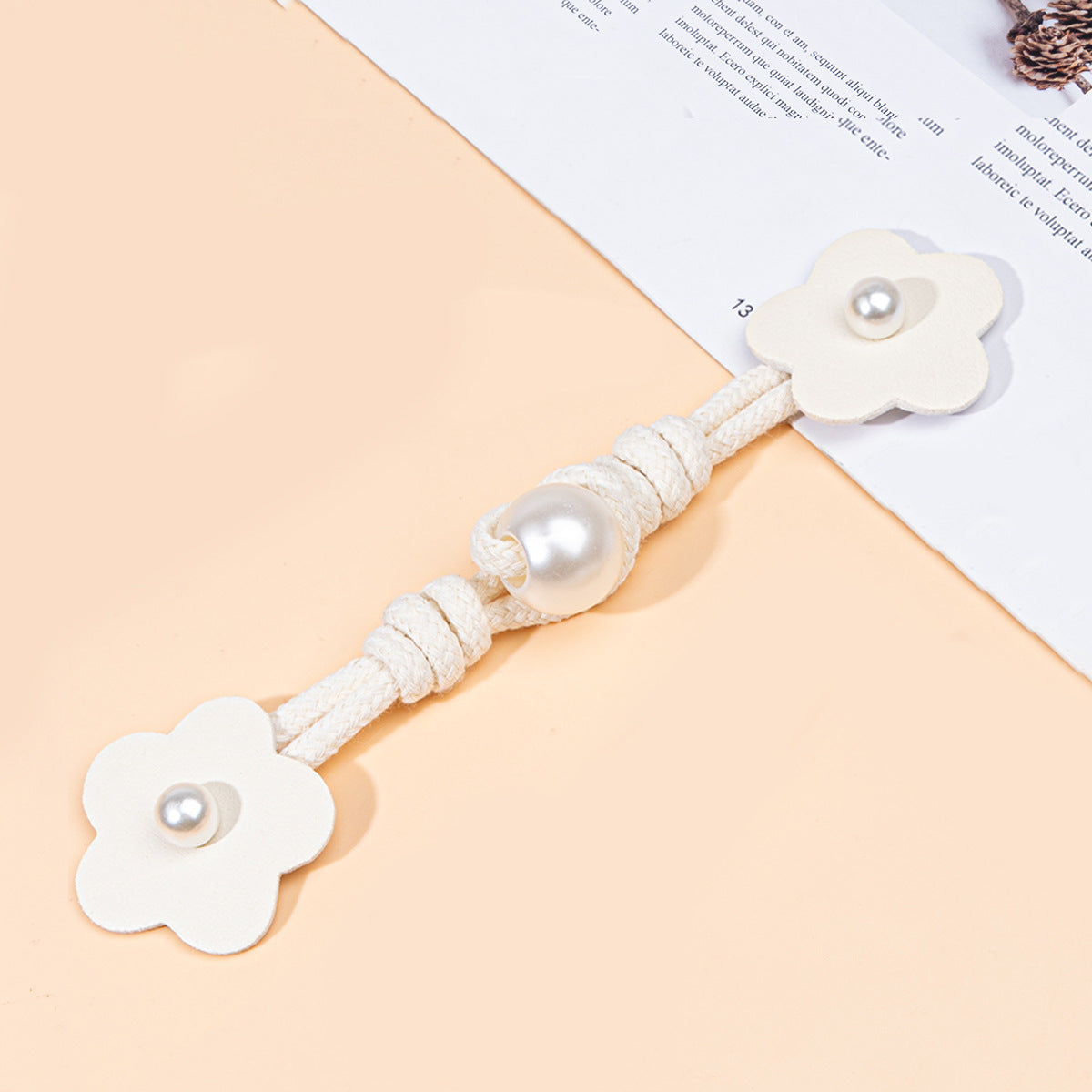 Beige Leder-Toggle mit Perlenknopf, Blumenform, an Kordel