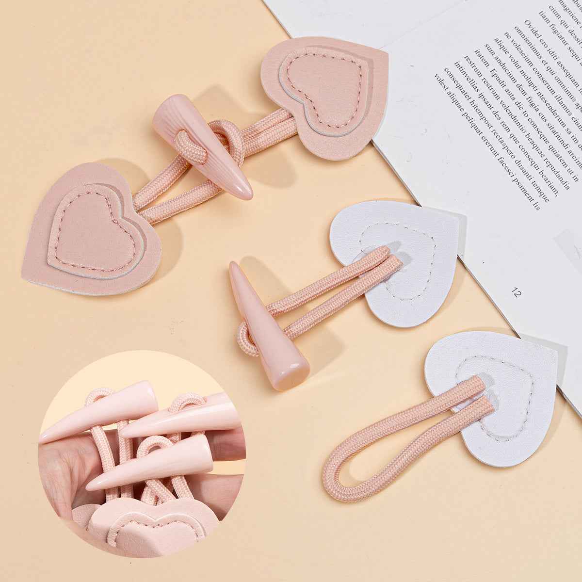Mehrere rosa herzförmige Mantelknöpfe mit Resin-Kegel und beigefarbener Ziernaht