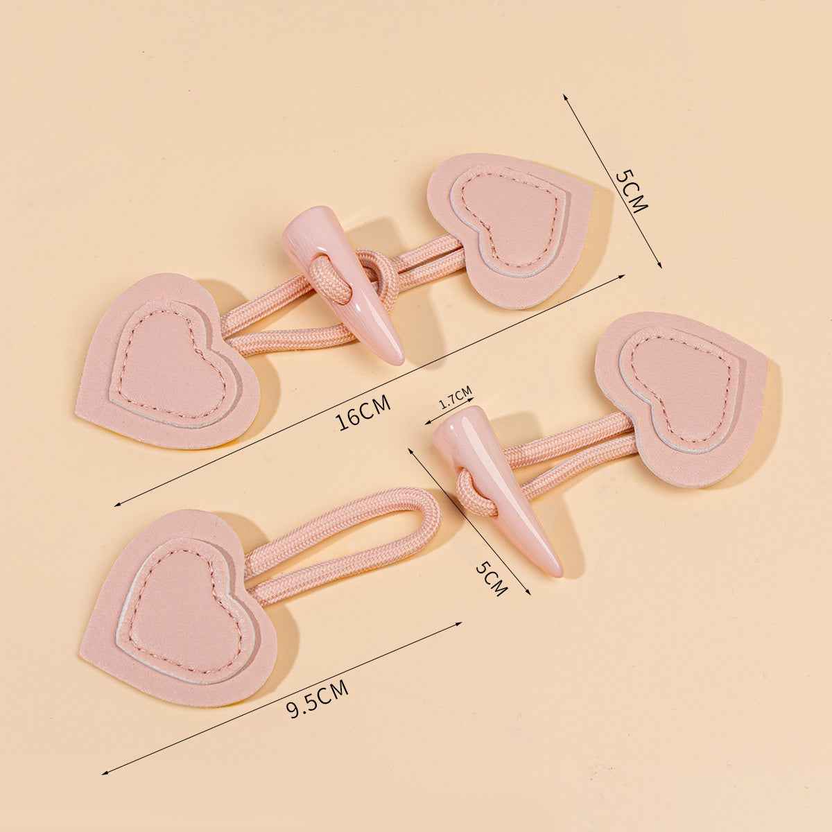 Rosa herzförmige Knöpfe mit Resin-Kegel und Lederschlaufe, mit Maßangaben 16cm