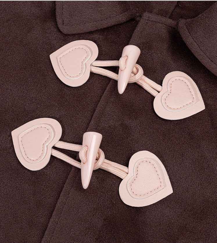Rosa herzförmige Knöpfe mit Resin-Kegel und Lederschlaufe auf dunklem Stoff