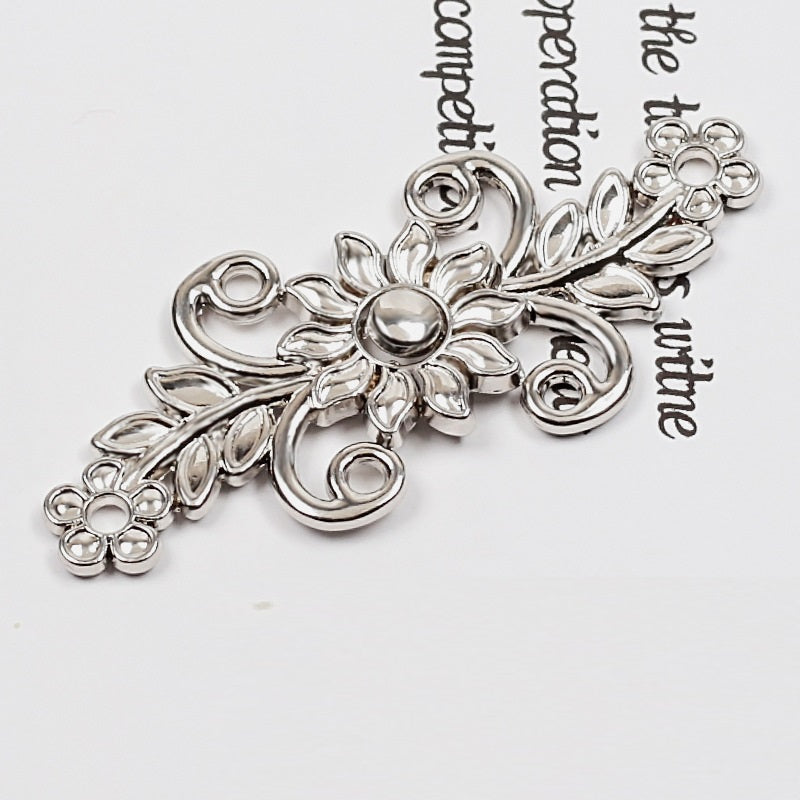 Silberfarbene 4,8-cm Metall-Froschknöpfe mit floralen Details, 10 Stk