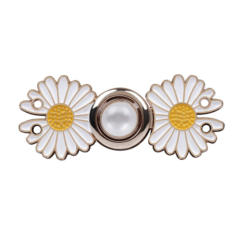 Daisy metal pair buttons, white petals with gold-tone centers and round snap ring, 4.7cm